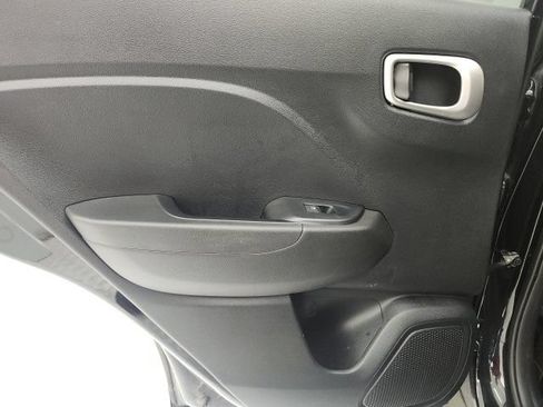 Used 2023 Hyundai Venue SEL FWD image 9