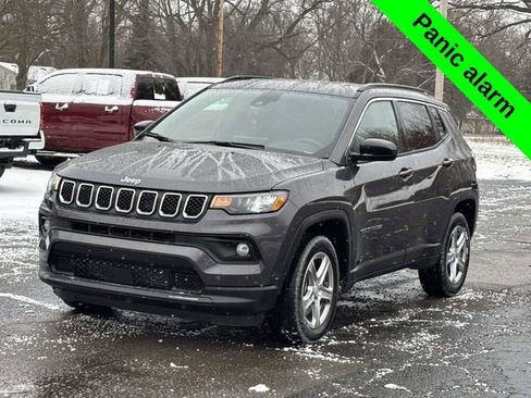 Used 2024 Jeep Compass Latitude image 28