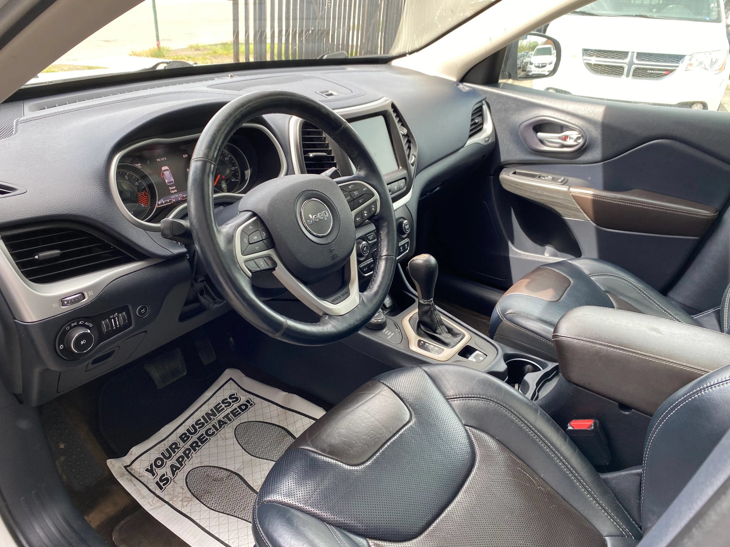 Used 2015 Jeep Cherokee Limited w/ Luxury Group AWD/4WD image 3