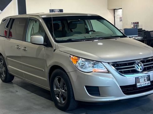 Used 2009 Volkswagen Routan SE image 2