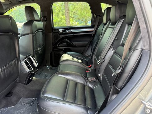 Used 2016 Porsche Cayenne Turbo AWD/4WD image 37