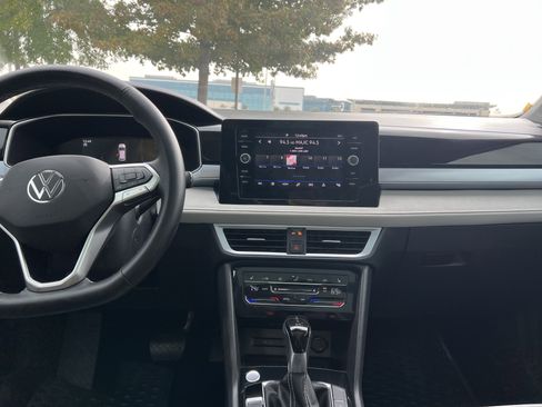 Certified 2025 Volkswagen Taos SE image 28