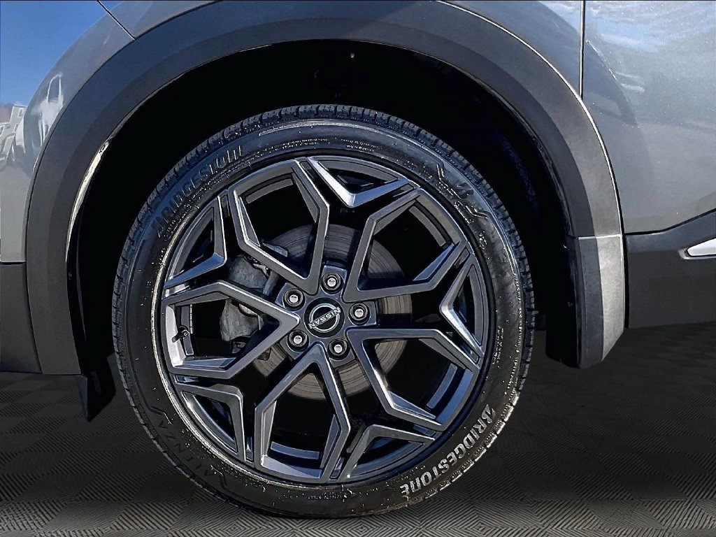 Used 2025 Nissan Kicks SR w/ SR Premium Package AWD/4WD image 7