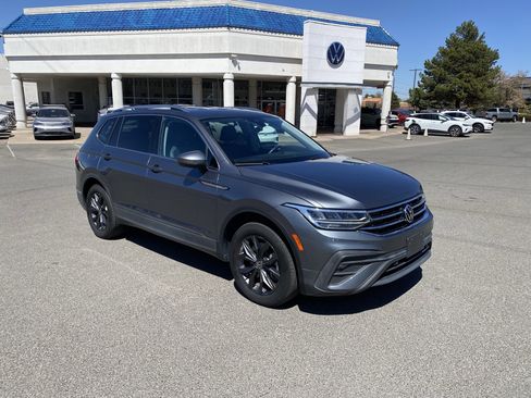 Certified 2022 Volkswagen Tiguan SE FWD image 35