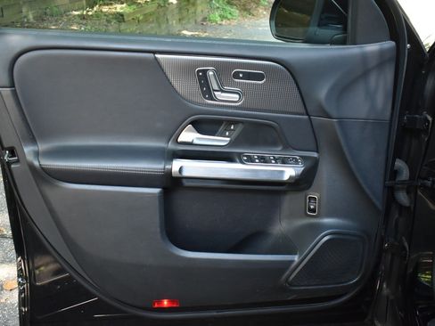 Used 2021 Mercedes-Benz GLB 250 4MATIC image 16