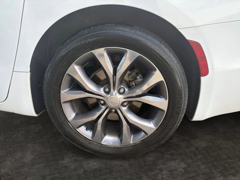 Used 2019 Chrysler Pacifica Limited w/ Tire & Wheel Group FWD image 43