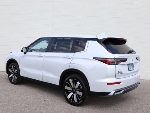 Used 2025 Mitsubishi Outlander SE AWD/4WD image 2