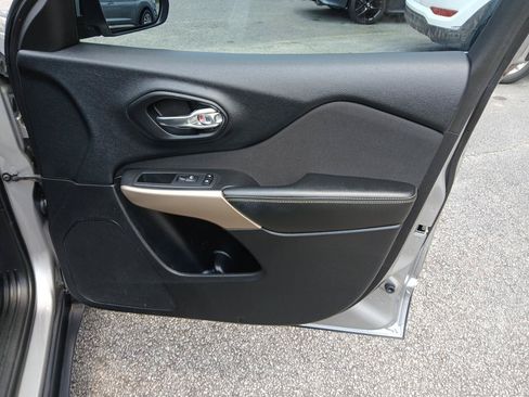 Used 2018 Jeep Cherokee Latitude FWD image 15