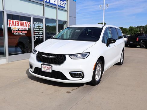 Used 2024 Chrysler Pacifica Touring-L FWD image 6