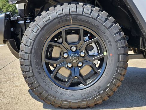 New 2025 Jeep Gladiator Sport image 10