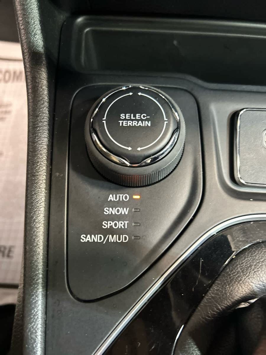Used 2023 Jeep Cherokee Altitude Lux AWD/4WD image 6
