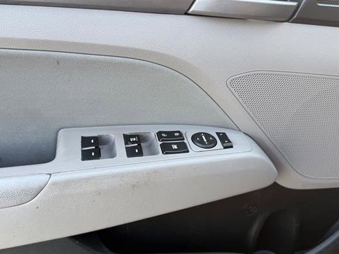 Used 2017 Hyundai Elantra SE image 11