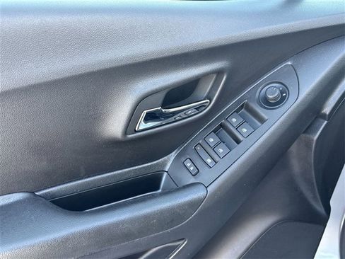 Used 2022 Chevrolet Trax LT w/ LT Convenience Package image 22