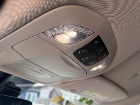 Used 2022 Chrysler Pacifica Touring-L FWD image 9