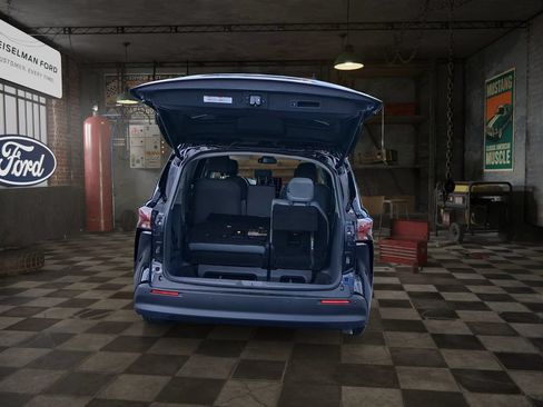 Used 2023 Toyota Sienna XLE FWD image 9