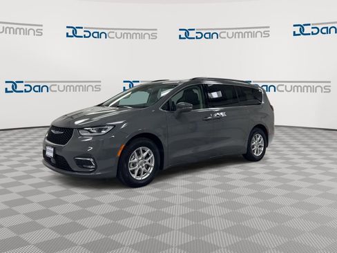 Used 2022 Chrysler Pacifica Touring-L image 4