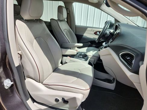 Used 2018 Chrysler Pacifica Limited w/ Advanced Safetytec Group FWD image 17