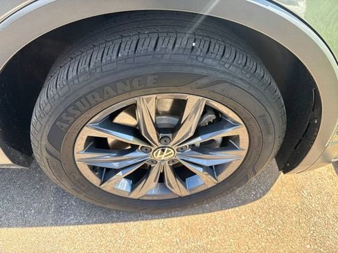 Used 2022 Volkswagen Tiguan SE w/ Panoramic Sunroof Package FWD image 12