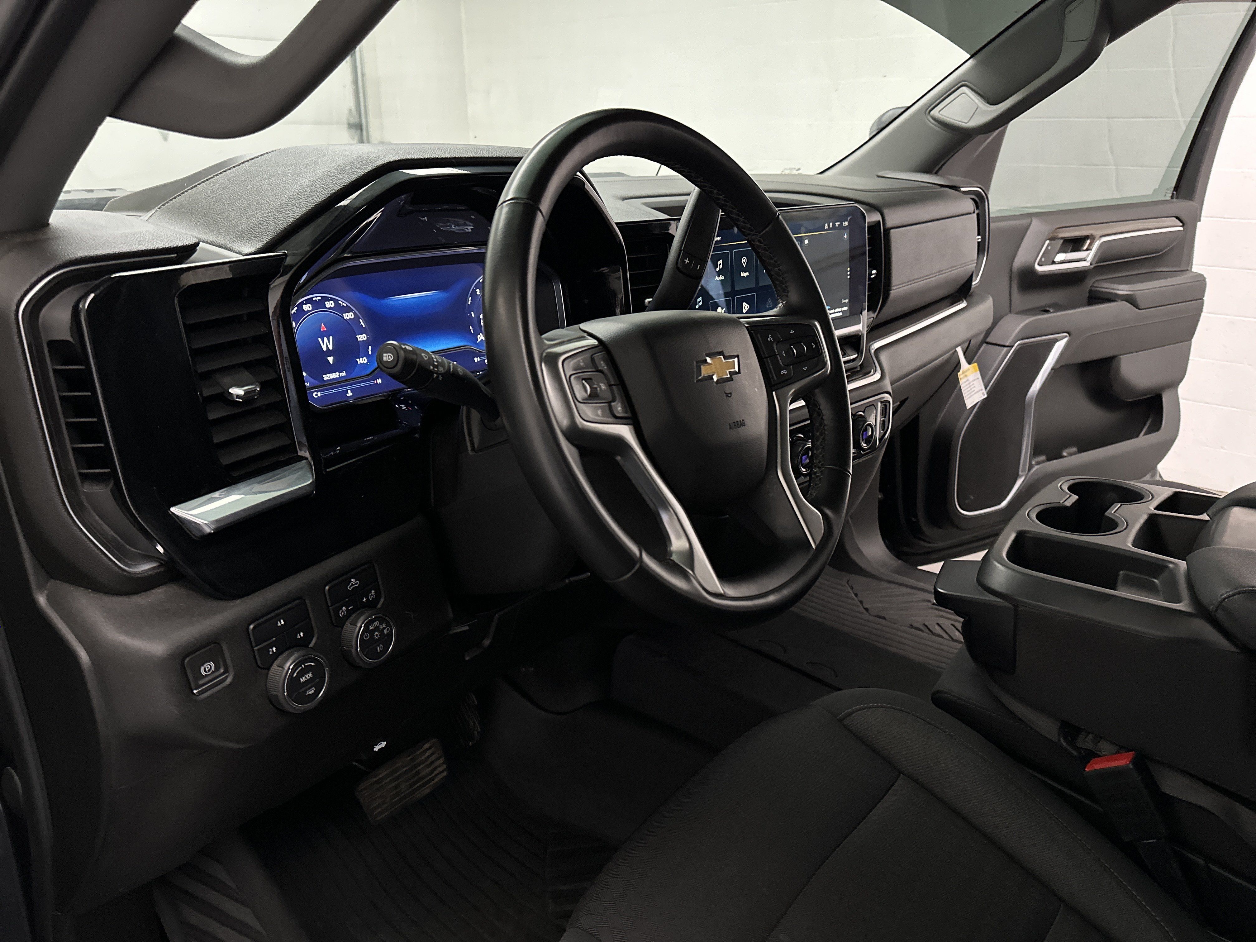 Used 2024 Chevrolet Silverado 2500 LT AWD/4WD image 16