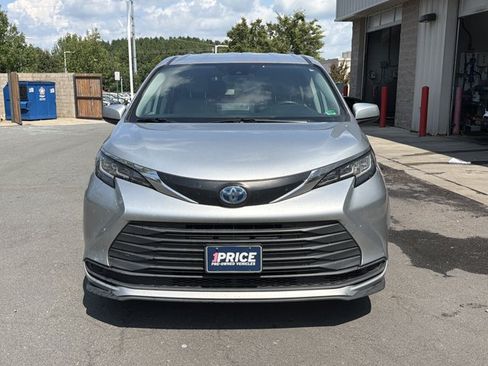 Used 2022 Toyota Sienna LE AWD/4WD image 2