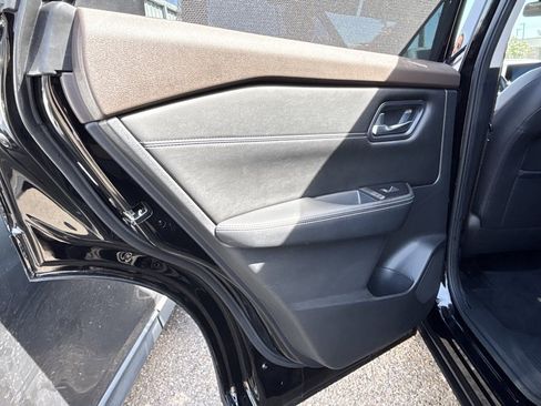 Used 2022 Nissan Rogue SV w/ SV Premium Package image 18