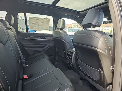 Used 2025 Jeep Grand Cherokee Limited w/ Black Appearance Package image 10