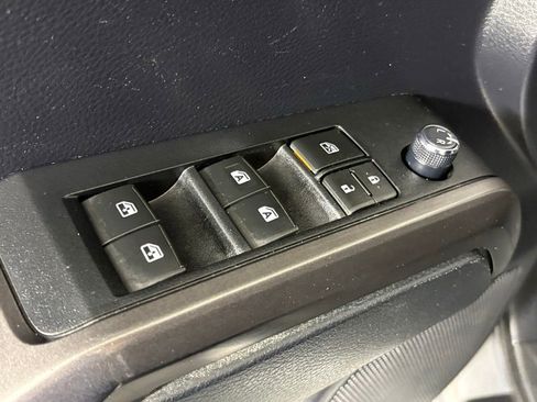 Used 2018 Toyota Tacoma TRD Off-Road w/ Technology Package AWD/4WD image 18