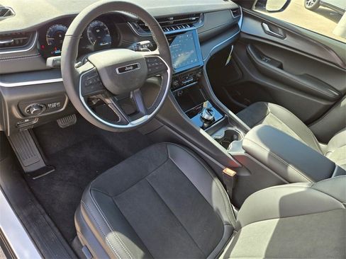 New 2025 Jeep Grand Cherokee L Altitude image 10