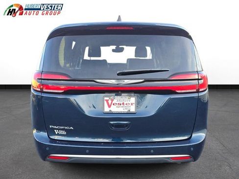 Used 2024 Chrysler Pacifica Touring-L FWD image 7