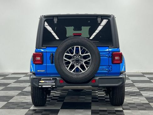 Used 2024 Jeep Wrangler Unlimited Sahara w/ Technology Group AWD/4WD image 9