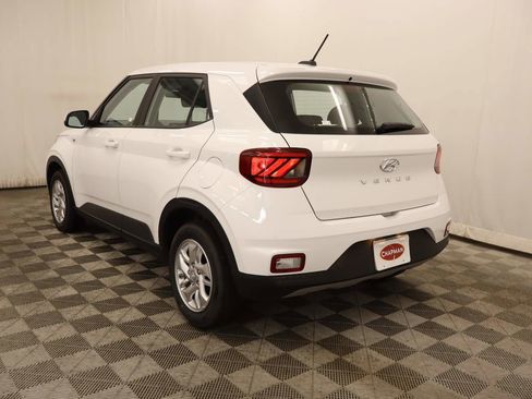 Used 2025 Hyundai Venue SE image 3