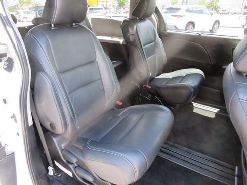 Used 2017 Toyota Sienna SE image 14