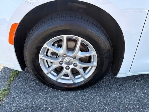 Used 2024 Chrysler Pacifica Touring-L FWD image 24