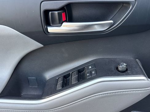 Used 2022 Toyota Highlander XLE image 12