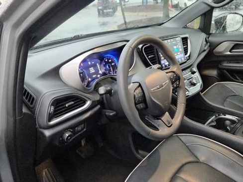Used 2023 Chrysler Pacifica Limited w/ Uconnect Theater Family Group AWD/4WD image 13
