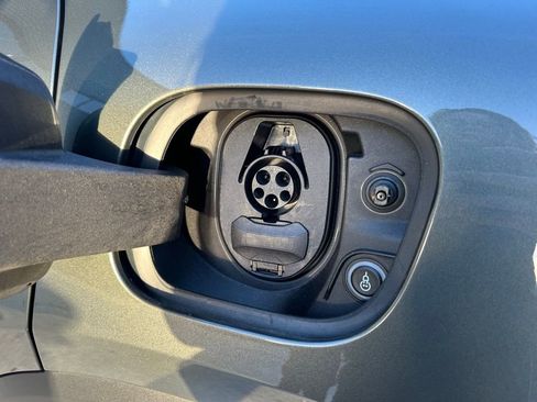 Certified 2025 Porsche Macan Electric image 43