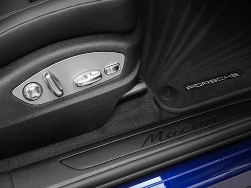 Used 2025 Porsche Macan image 18