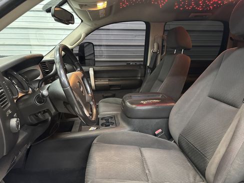 Used 2007 GMC Sierra 2500 SLE w/ Z71 Off-Road Package image 8