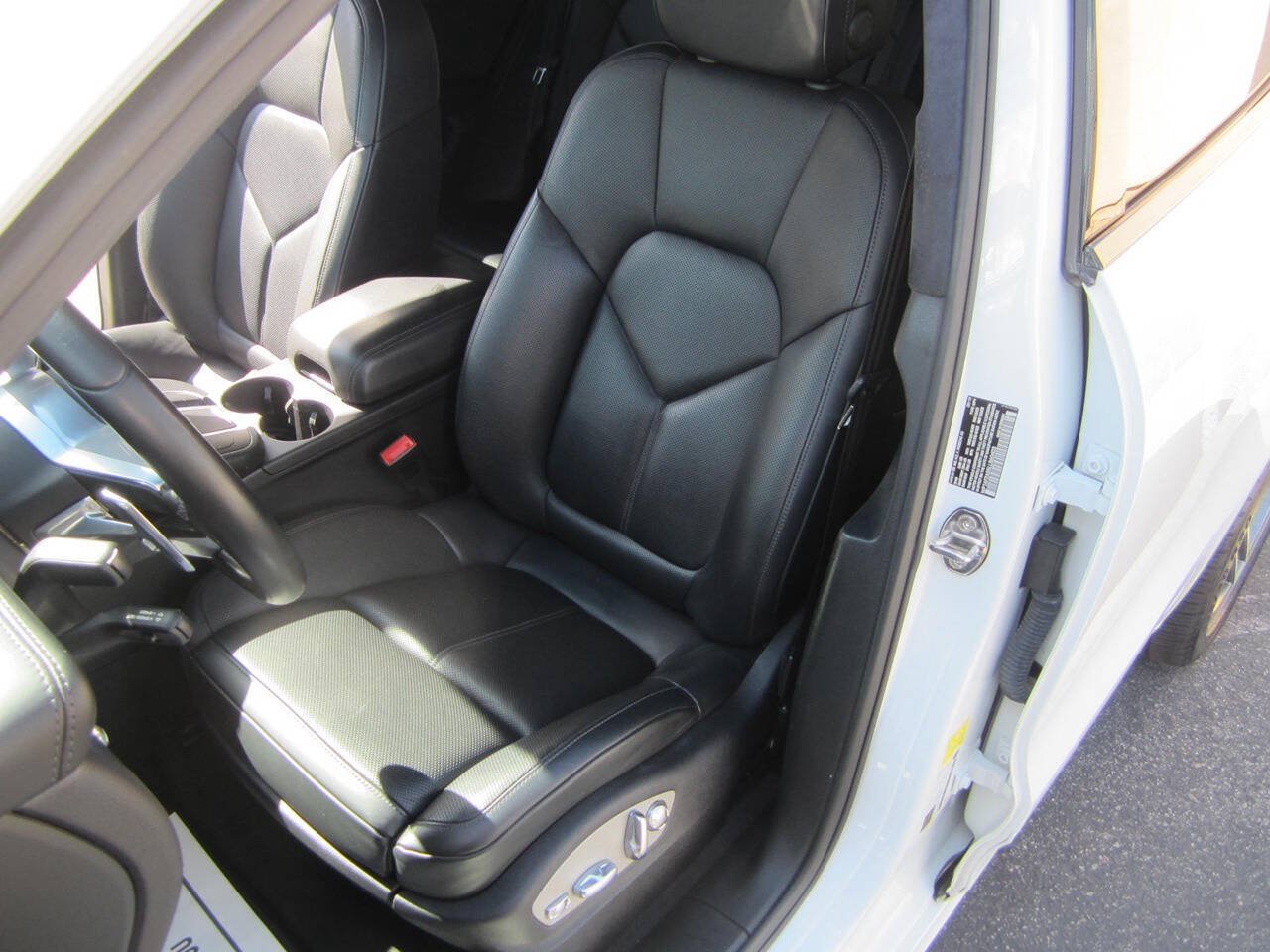Used 2020 Porsche Macan Turbo AWD/4WD image 27