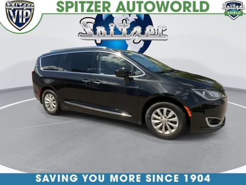 Used 2018 Chrysler Pacifica Touring-L FWD image 6