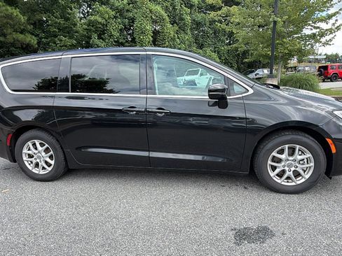 Used 2024 Chrysler Pacifica Touring-L FWD image 7