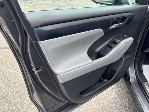 Used 2023 Toyota Highlander XLE AWD/4WD image 13