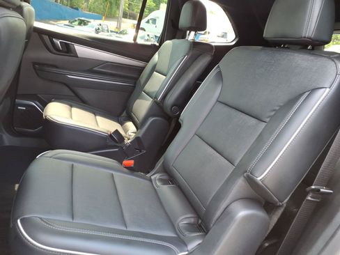 Used 2025 Buick Enclave Preferred AWD/4WD image 17