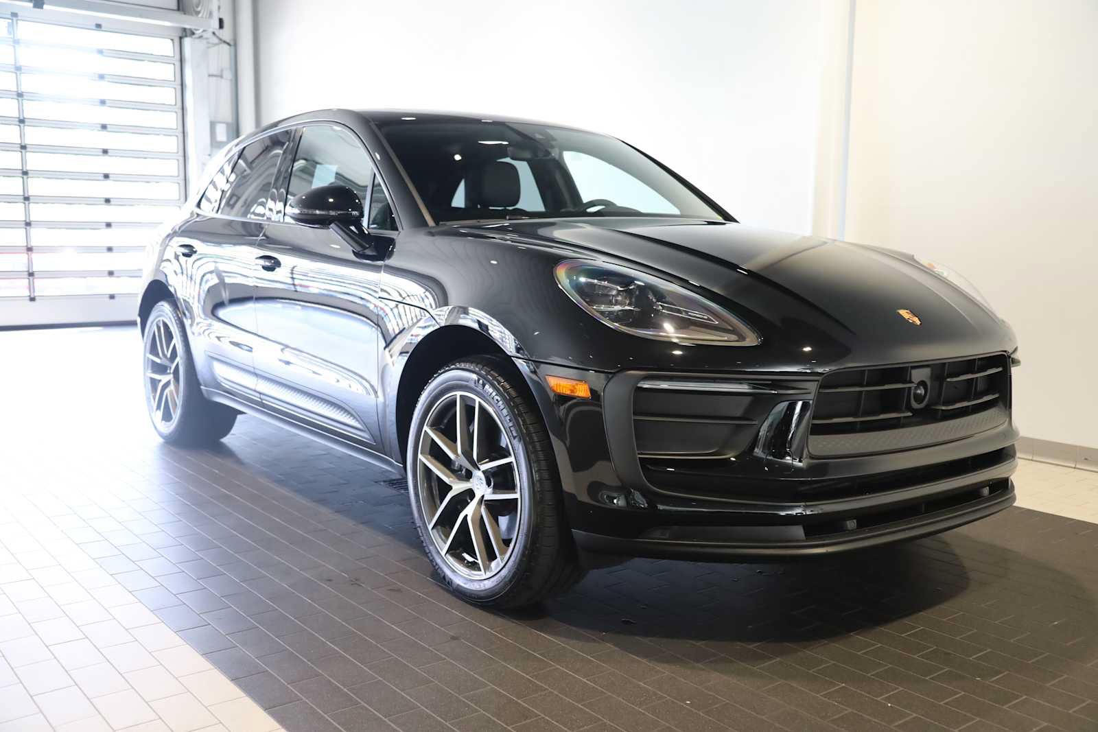 Used 2025 Porsche Macan AWD/4WD image 10