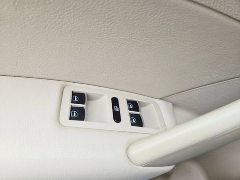 Used 2012 Volkswagen Passat 2.5 SE image 32