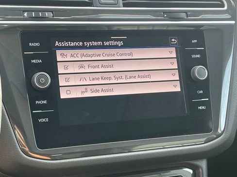 Used 2024 Volkswagen Tiguan SE w/ Panoramic Sunroof Package image 18