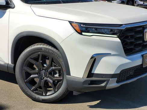 New 2025 Honda Pilot Touring image 3
