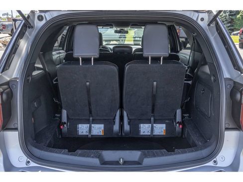 Used 2018 Ford Explorer XLT w/ Equipment Group 202A AWD/4WD image 16