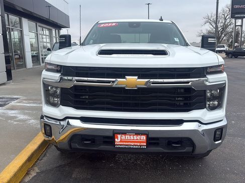 Used 2025 Chevrolet Silverado 2500 LT w/ Convenience Package image 9