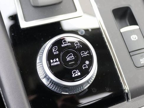 Used 2025 Mitsubishi Outlander SE image 24